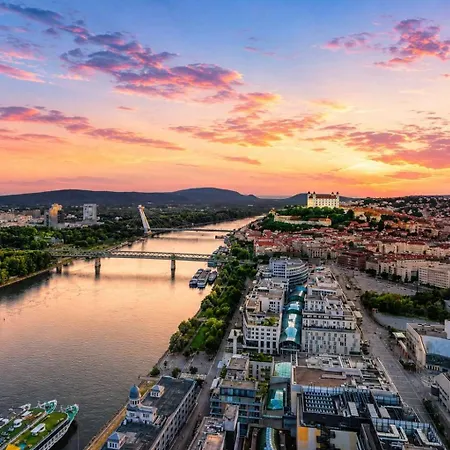 Eurovea Tower Apartment, 36th Floor, Castle View & Free Parking * Bratislava